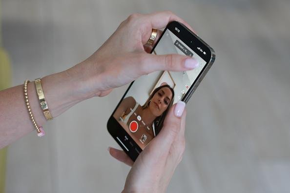 Seguir as Diretrizes da Comunidade é um dos passos para ser recomendado na página "Para Você" do TikTok. (Imagem: Getty Images)