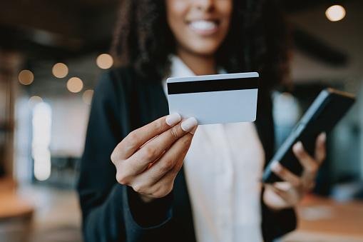 A medida da Anatel proíbe a venda de celulares não homologados em marketplaces. (Imagem: Getty Images)