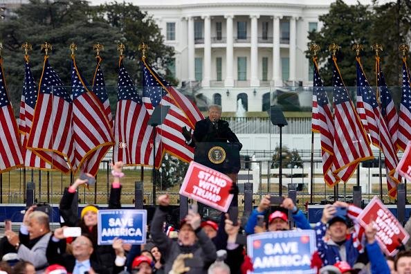 Trump foi acusado de ajudar a provocar os incidentes no Capitólio, inclusive pelas redes sociais.