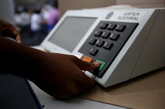 Trechos de canções sugeridas pelo streaming questionam a segurança das urnas eletrônicas. (Imagem: Getty Images)