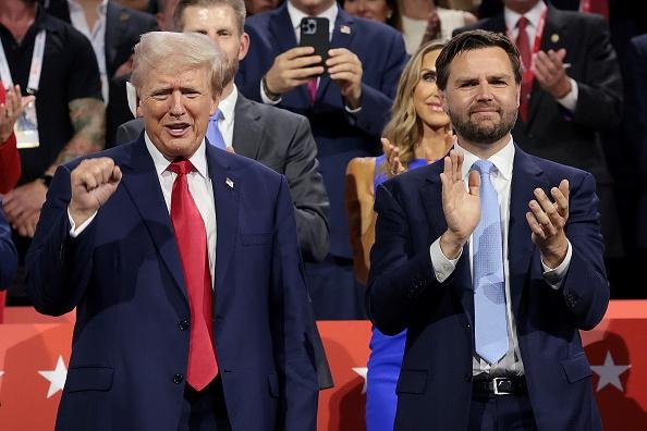 Trump e Vance em comício. (Imagem: Getty Images)