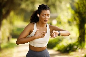 Diferente do aparelho usado em hospitais, o oxímetro do smartwatch faz a medição pelo pulso. (Fonte: GettyImages / Reprodução)