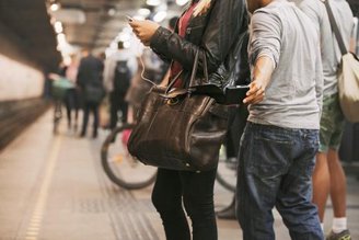 Celulares furtados e roubados podem ser usados em diferentes tipos de golpes virtuais. (Imagem: Getty Images)