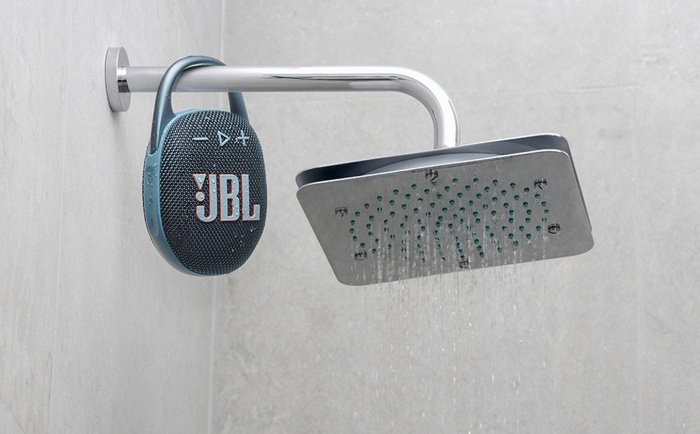 A JBL Clip 5 apresenta resistência à água. (Imagem: JBL/Divulgação)