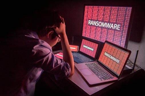 Um ransomware infectou a empresa.