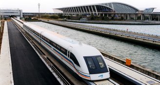 A primeira linha comercial de trens Maglev foi lançada em Xangai, na China, em 2004.