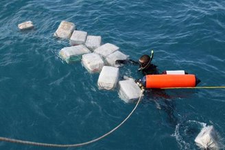 Traficantes jogam suas cargas no mar para escapar de flagrante.