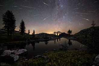 Chuva de meteoros Perseidas sobre o céu dos Estados Unidos.