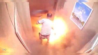 Momento em que a bateria explode dentro do elevador. (X/InformeRJO/Reprodução)