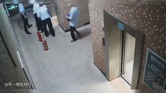 Funcionários resgatam a vítima no elevador. (Imagem: X/InformeRJO/Reprodução)