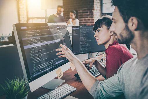 As inscrições para o curso de desenvolvedor back-end estarão abertas até setembro. (Imagem: Getty Images)