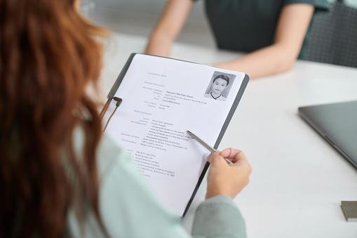 Seguindo as nossas dicas de como fazer um currículo no celular, você terá o documento pronto em questão de minutos. (Fonte: GettyImages/Reprodução)