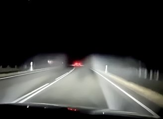 Os faróis Matrix iluminam tudo, cortando a luz dos outros carros para não incomodar.