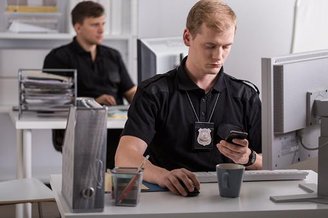 Em caso de celular roubado, é importante registrar um boletim de ocorrência. (Fonte: GettyImages/Reprodução)