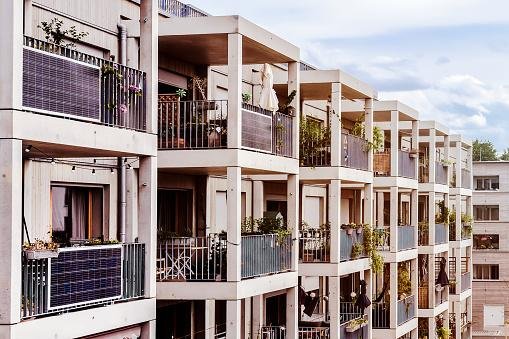 Painéis solares de sacada podem ser usados sem precisar de um telhado. (Imagem: Getty Images)