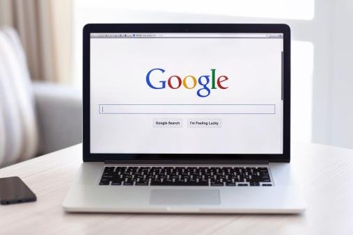 O Google afirma que já diminuiu em mais de 70% a divulgação dessas imagens nas buscas. (Imagem: Getty Images)