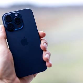 Imagem de iPhone 15 Pro sobrevive 22 horas submerso em lago