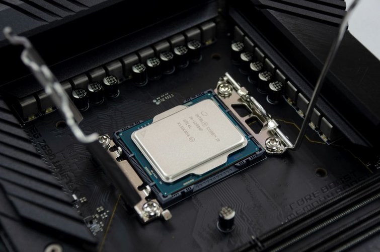 Ainda não se sabe se CPUs de notebook também foram afetadas. (Imagem: GAMERCOMP/Reprodução)