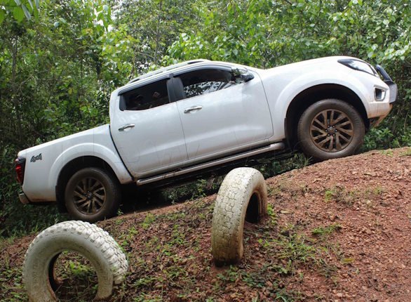 Para segurar o carro em subidas, basta pisar no freio.