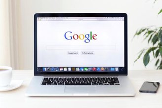 Os acordos do Google para se manter como buscador padrão nos dispositivos foram considerados anticompetitivos.