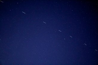 Satélites da Starlink são frequentemente confundidos com OVNIs. (Imagem: Unsplash)