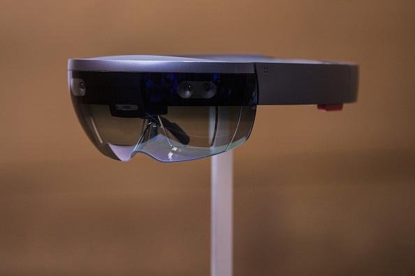 Microsoft já lançou um óculo de realidade mista chamado Hololens, mas o modelo acabou se popularizando no mundo profissional.