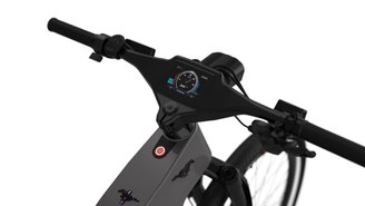 O display LCD mostra informações úteis para o ciclista.