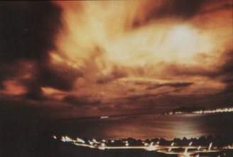O clarão da explosão visto a mais de 1.400 quilômetros de distância.