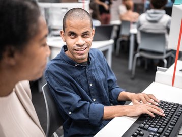 OLX lança programa de capacitação em tecnologia para PCDs; veja como se inscrever