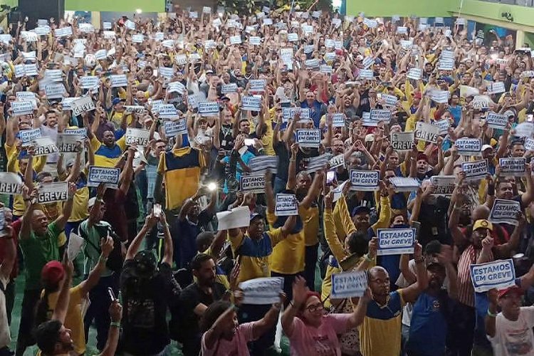 O decreto de greve em assembleia feita em São Paulo.