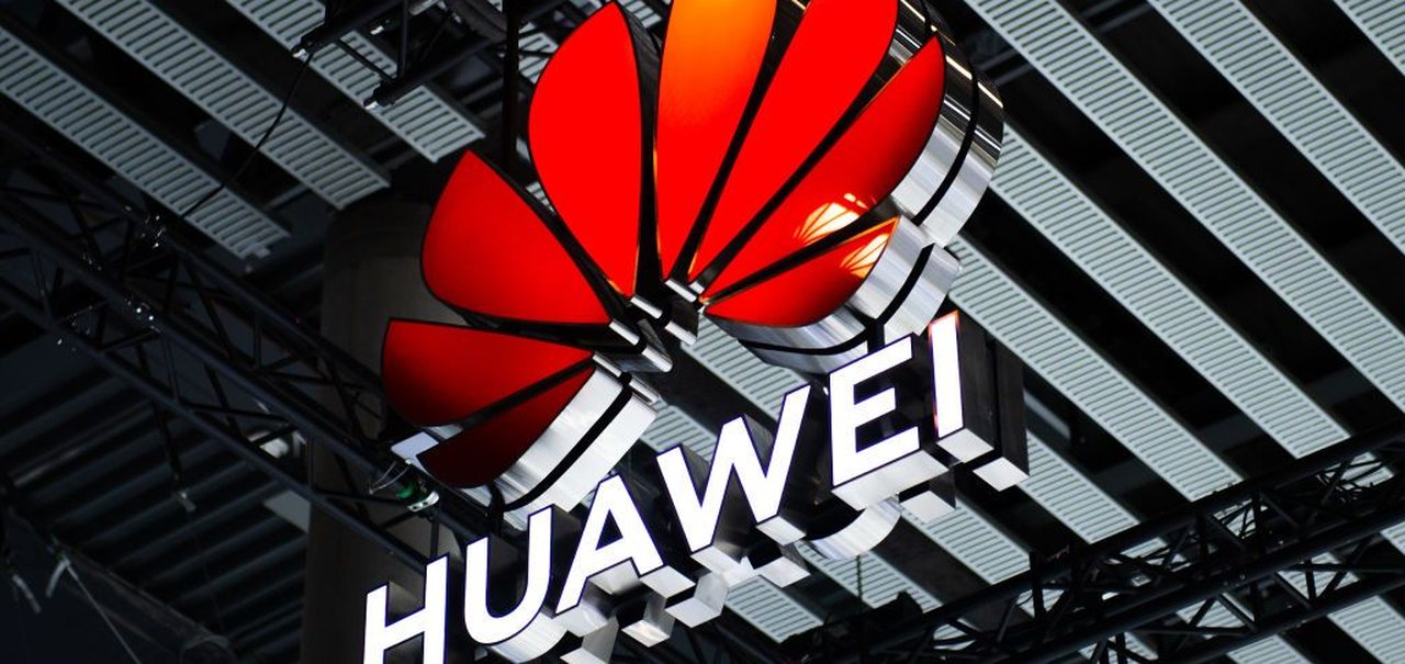 Smartphone dobrável em três partes "vaza" em foto de executivo da Huawei