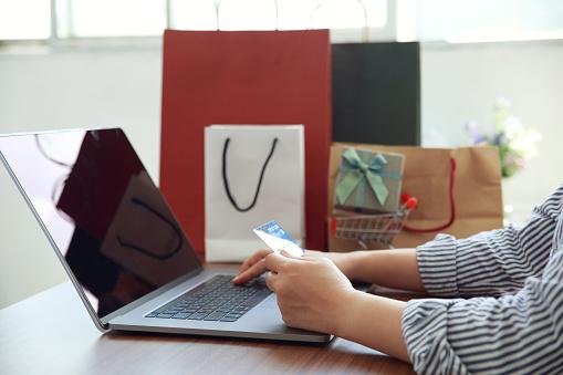 A Cyber Monday é uma data comercial focada em descontos de lojas online, principalmente que vendem eletrônicos. (Fonte: GettyImages/Reprodução)