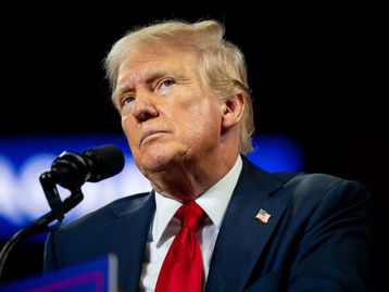 Campanha de Trump sofre invasão, tem documentos roubados e culpa o Irã