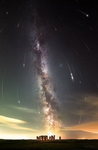 Perseidas no céu sobre Stonehenge, na noite de domingo.