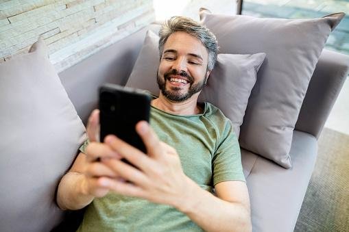 People can get personalized ringtones on their Apple devices. (Source: GettyImages/Reproduction)