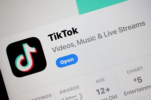 O TikTok está enviando notificações de conteúdo falso, enganoso ou absurdamente atrasado, no aplicativo.