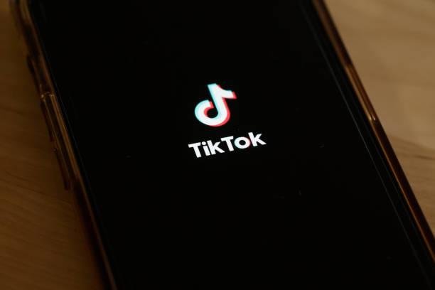 TikTok agora suporta chats em grupo de até 32 pessoas.