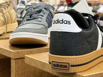 Adidas com até 70% de desconto na Netshoes; veja tênis, camisetas e mais
