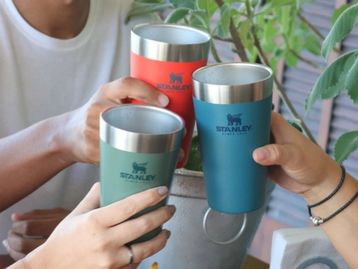 Promoção de copo Stanley no site oficial: modelo sem tampa em várias cores