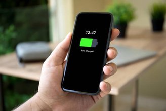 Para ter mais tempo de vida útil com, algumas baterias de celular trazem recursos extras de economia de energia. (Fonte: GettyImages/Reprodução)