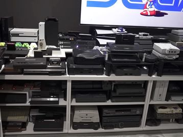 Jogador liga 444 consoles em uma TV para entrar no Livro dos Recordes