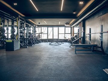 Um tour por academias que mostra a realidade da prática de exercícios
