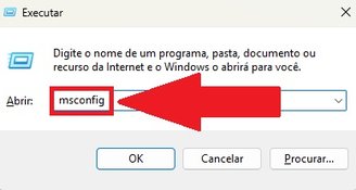 Digite "msconfig" para abrir o menu de "Configuração do Sistema".