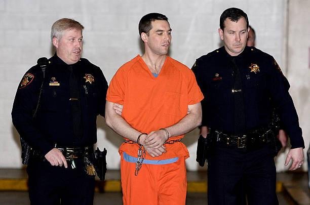 Scott Peterson foi acusado de assassinar a mulher, Laci Peteron, e segue preso, mesmo alegando inocência.