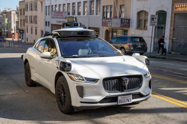 Táxi sem motorista da Waymo circulando pelos EUA.