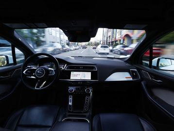 Robotáxis da Waymo fazem buzinaço na madrugada e irritam moradores nos EUA