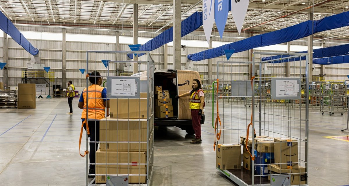 Amazon chega a 100 polos logísticos no Brasil e agora entrega até de barco na Amazônia