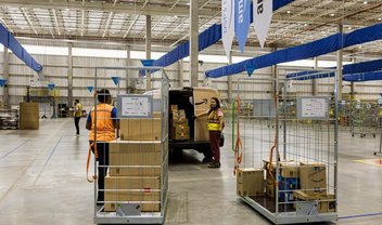 Amazon chega a 100 polos logísticos no Brasil e agora entrega até de barco na Amazônia