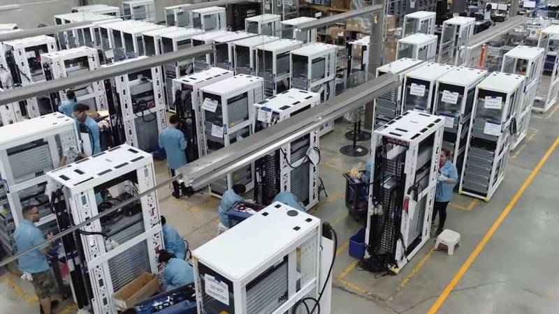 ZT Systems tem profissionais dedicados para a montagem de servidores.