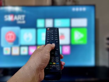 TV é o 2° aparelho mais usado para acessar a internet no Brasil, diz IBGE
